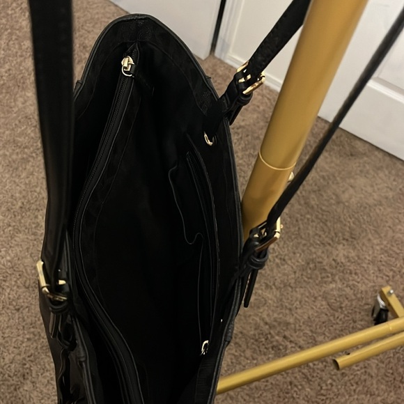 Large Michael Kors Tote. Great shape. Some wear on top of shoulder strap. - Picture 2 of 4